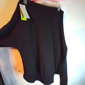 Off the shoulders black athletic shirt